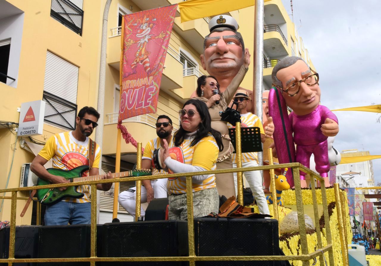 Loulé Carnival takes 10,000 people to Avenida José da Costa Mealha on the second day of the party