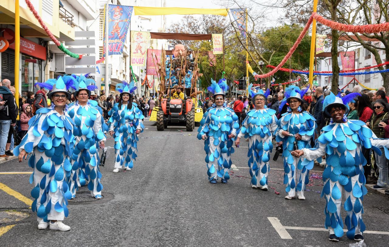 Loulé Carnival takes 10,000 people to Avenida José da Costa Mealha on the second day of the party