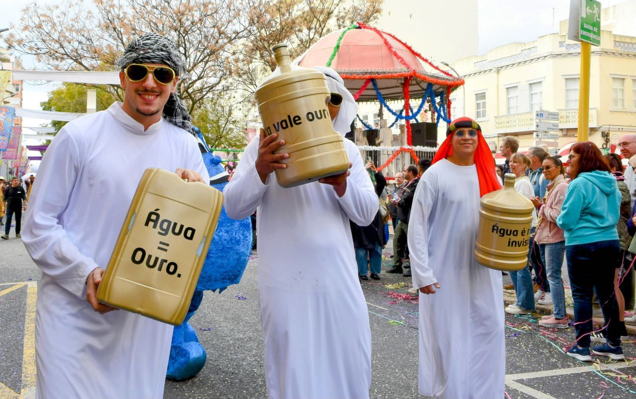 Loulé Carnival takes 10,000 people to Avenida José da Costa Mealha on the second day of the party