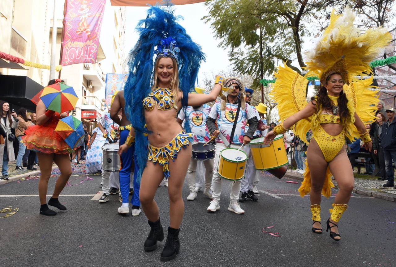 Loulé Carnival takes 10,000 people to Avenida José da Costa Mealha on the second day of the party