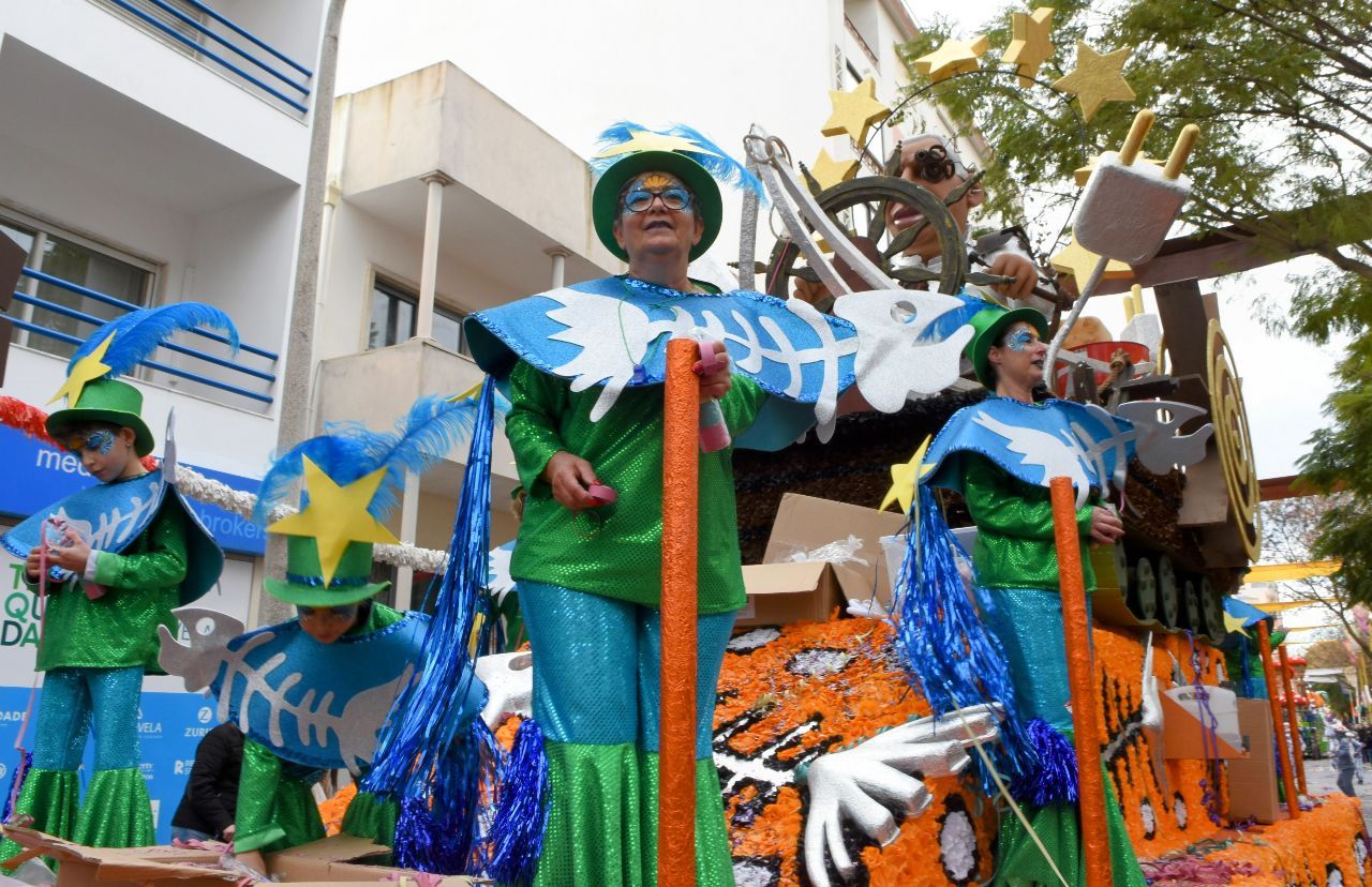 Loulé Carnival takes 10,000 people to Avenida José da Costa Mealha on the second day of the party