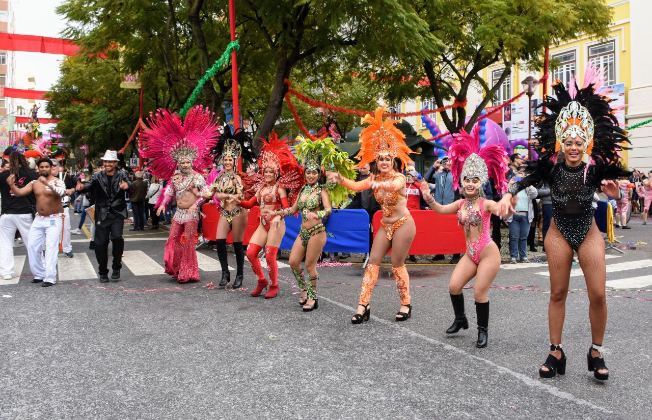 Loulé Carnival takes 10,000 people to Avenida José da Costa Mealha on the second day of the party