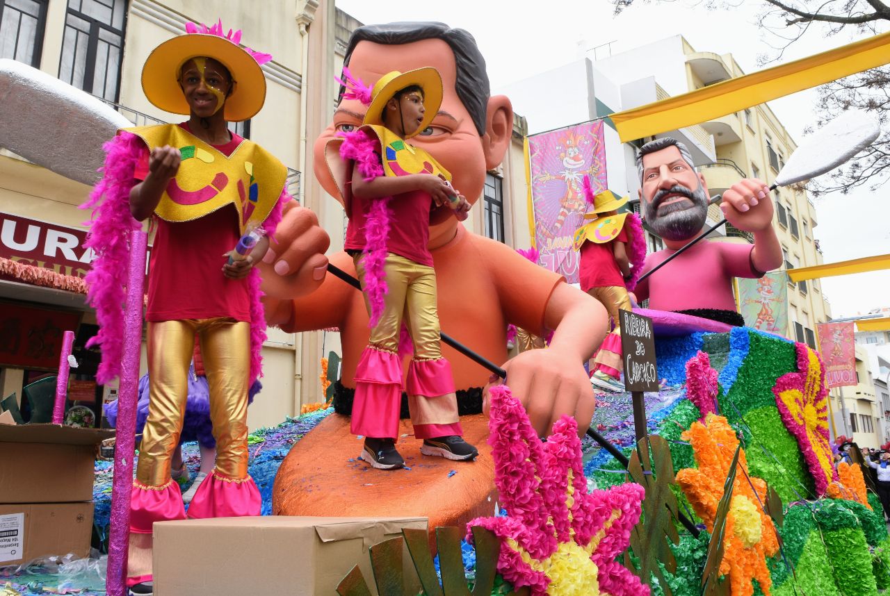 Loulé Carnival takes 10,000 people to Avenida José da Costa Mealha on the second day of the party