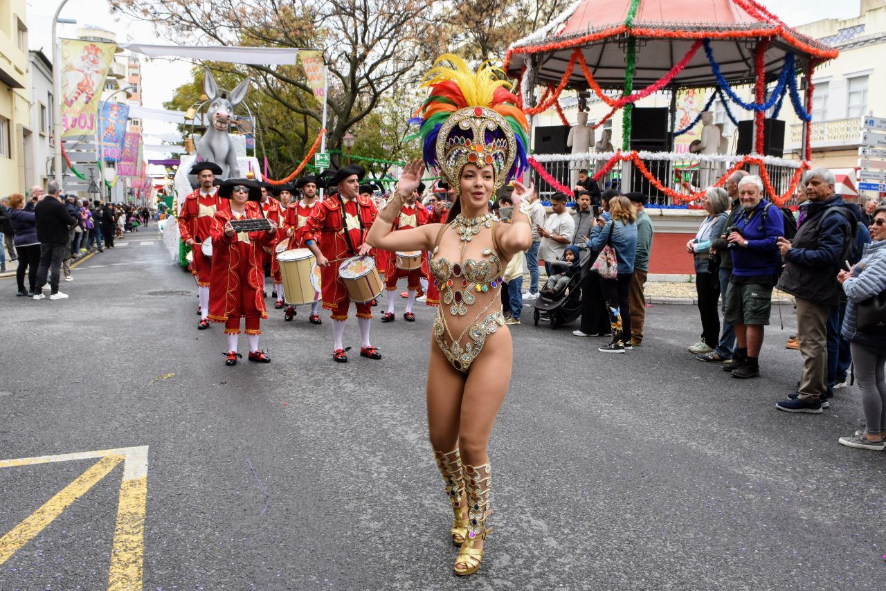 Loulé Carnival takes 10,000 people to Avenida José da Costa Mealha on the second day of the party