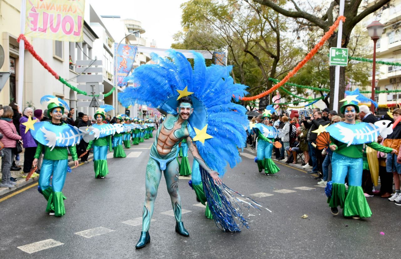 Loulé Carnival takes 10,000 people to Avenida José da Costa Mealha on the second day of the party