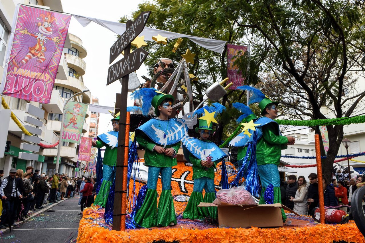 Loulé Carnival takes 10,000 people to Avenida José da Costa Mealha on the second day of the party