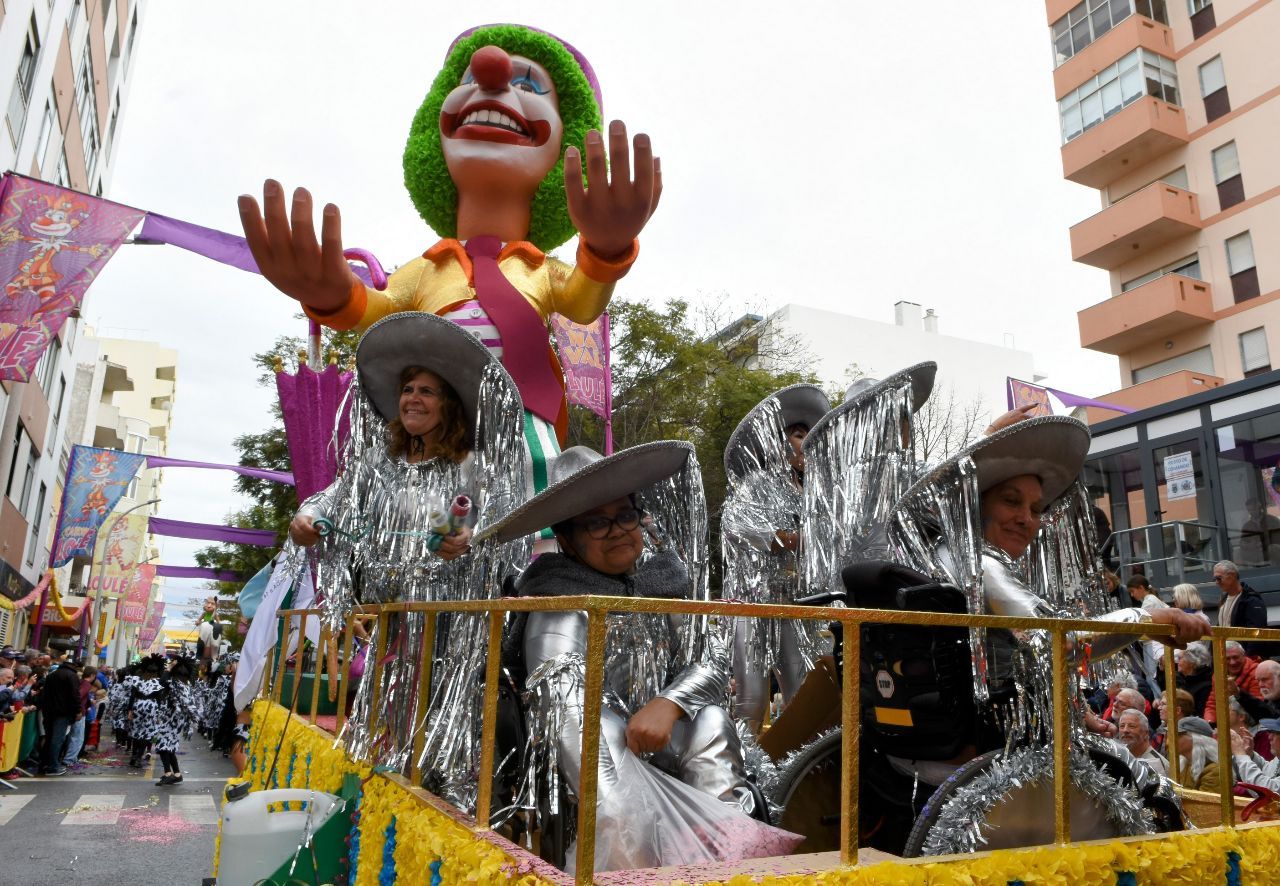 Loulé Carnival takes 10,000 people to Avenida José da Costa Mealha on the second day of the party