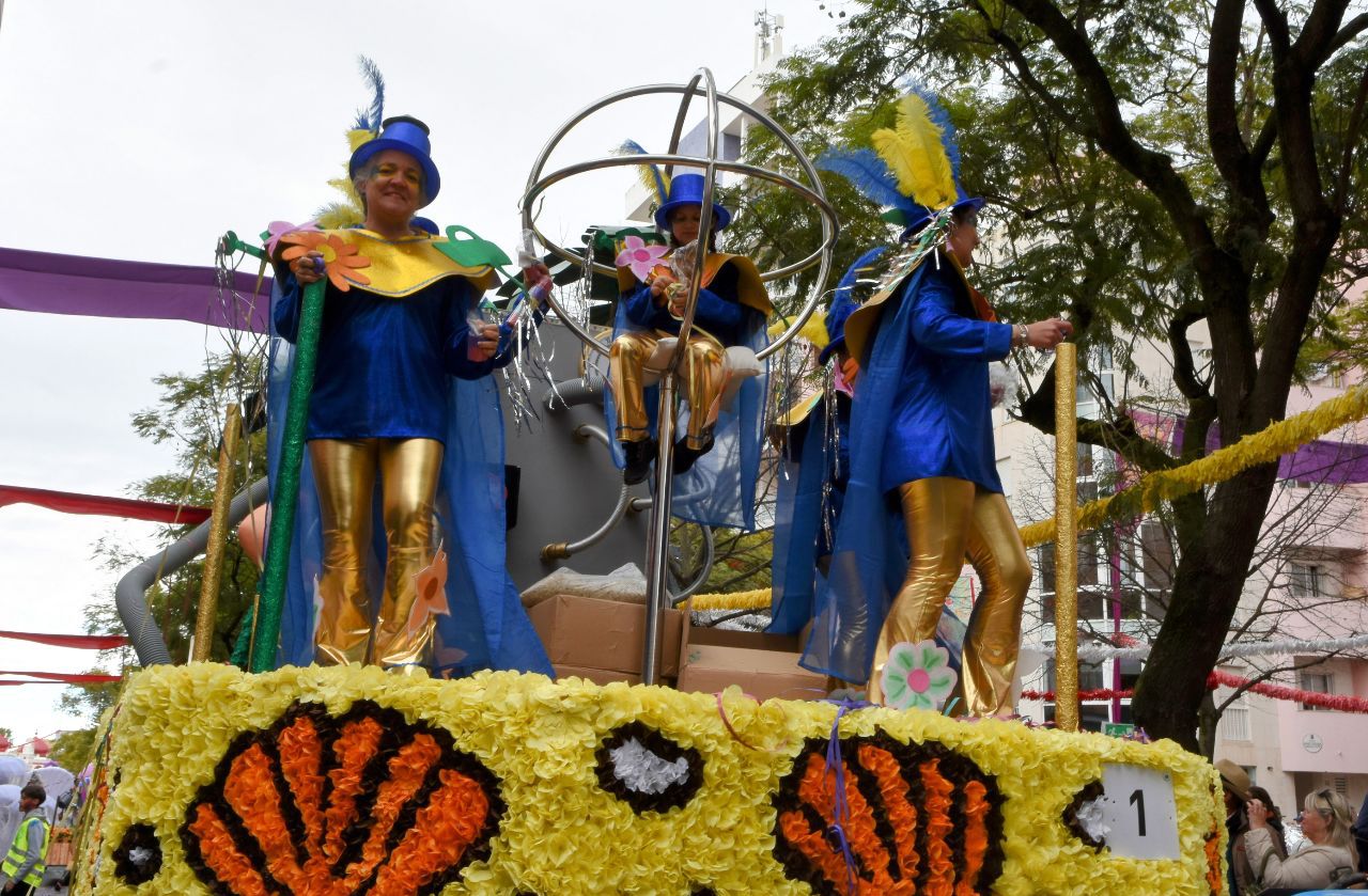 Loulé Carnival takes 10,000 people to Avenida José da Costa Mealha on the second day of the party