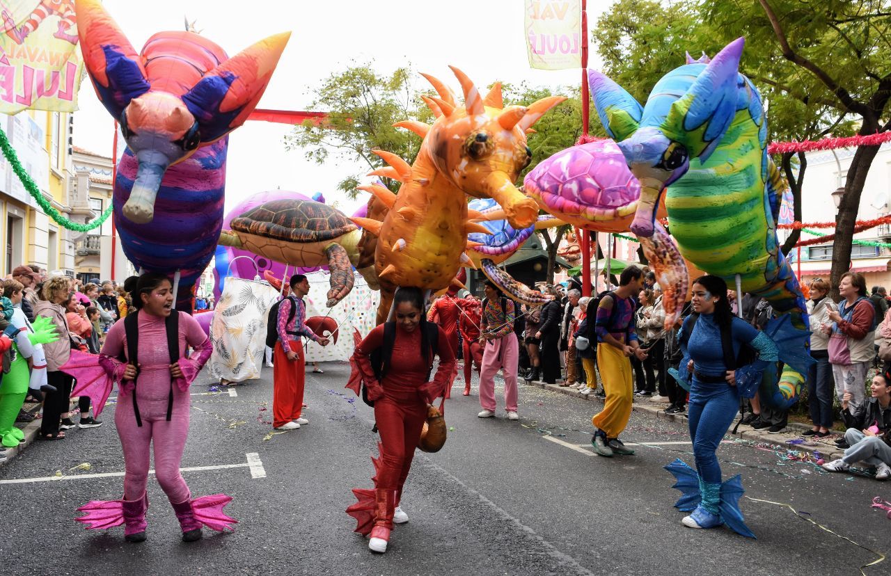 Loulé Carnival takes 10,000 people to Avenida José da Costa Mealha on the second day of the party