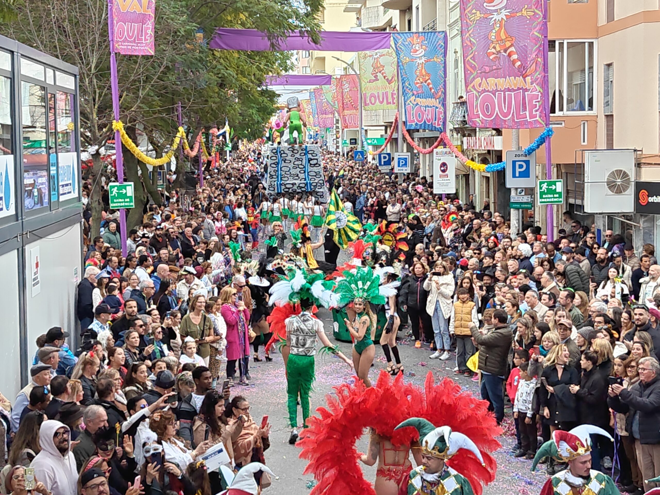 Loulé Carnival goes to the street and animates thousands with satire and revelry