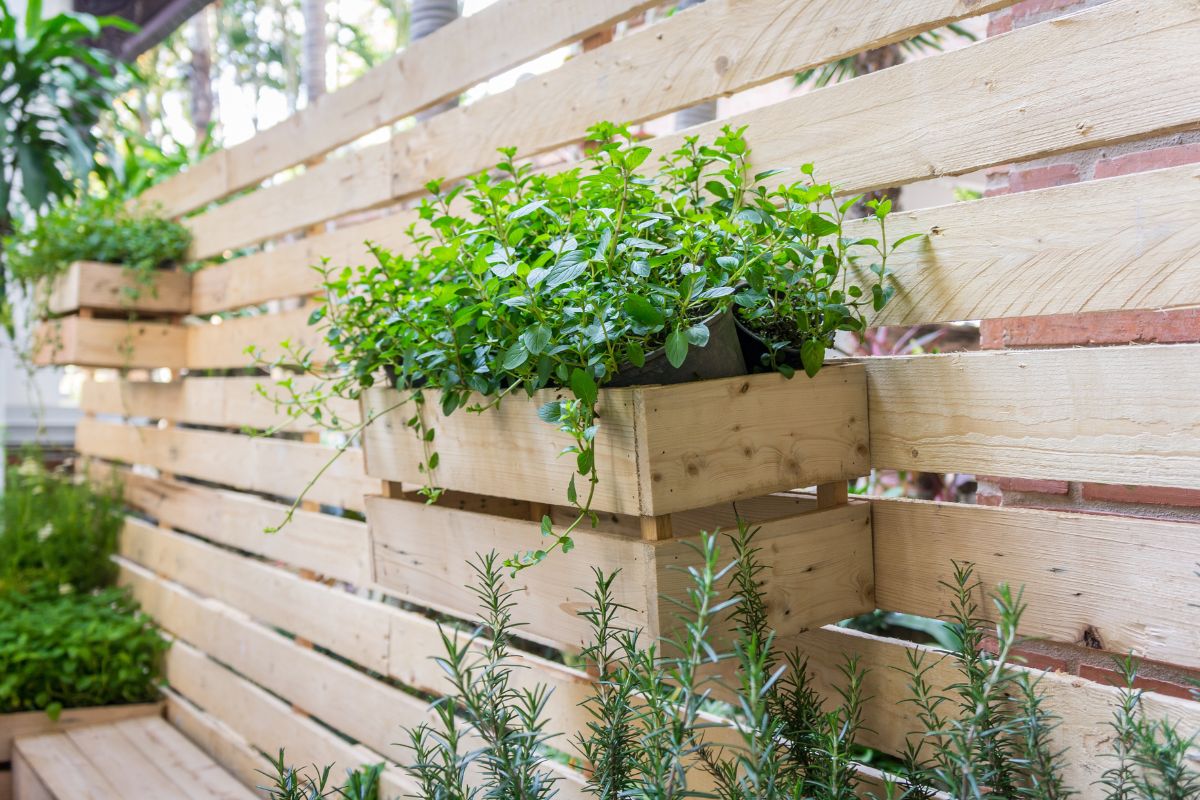 Furniture balcony and garden with do it yourself: 9 creative ideas with wooden boxes