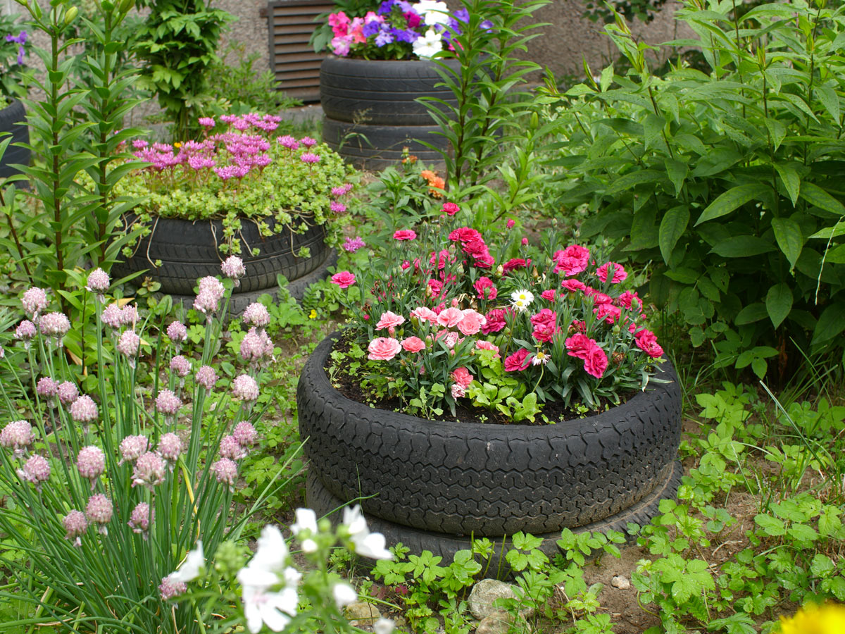 Decorate the garden for spring with the old tires.