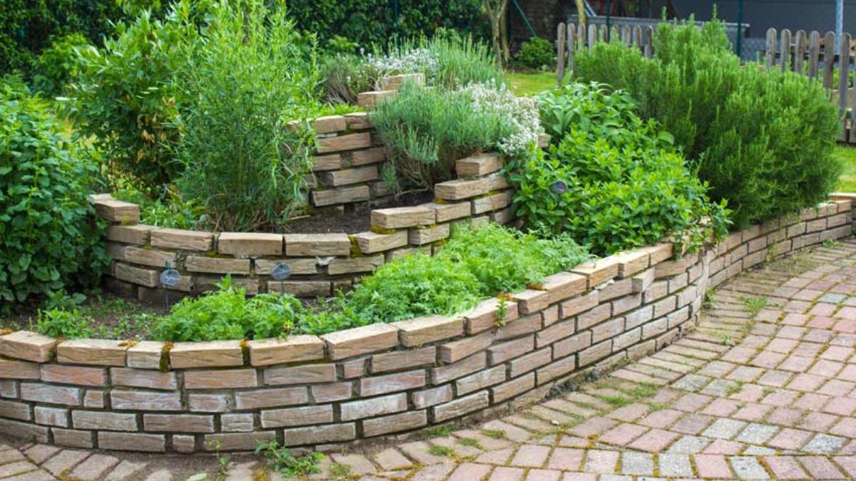 Classic Muretti for flowerbeds