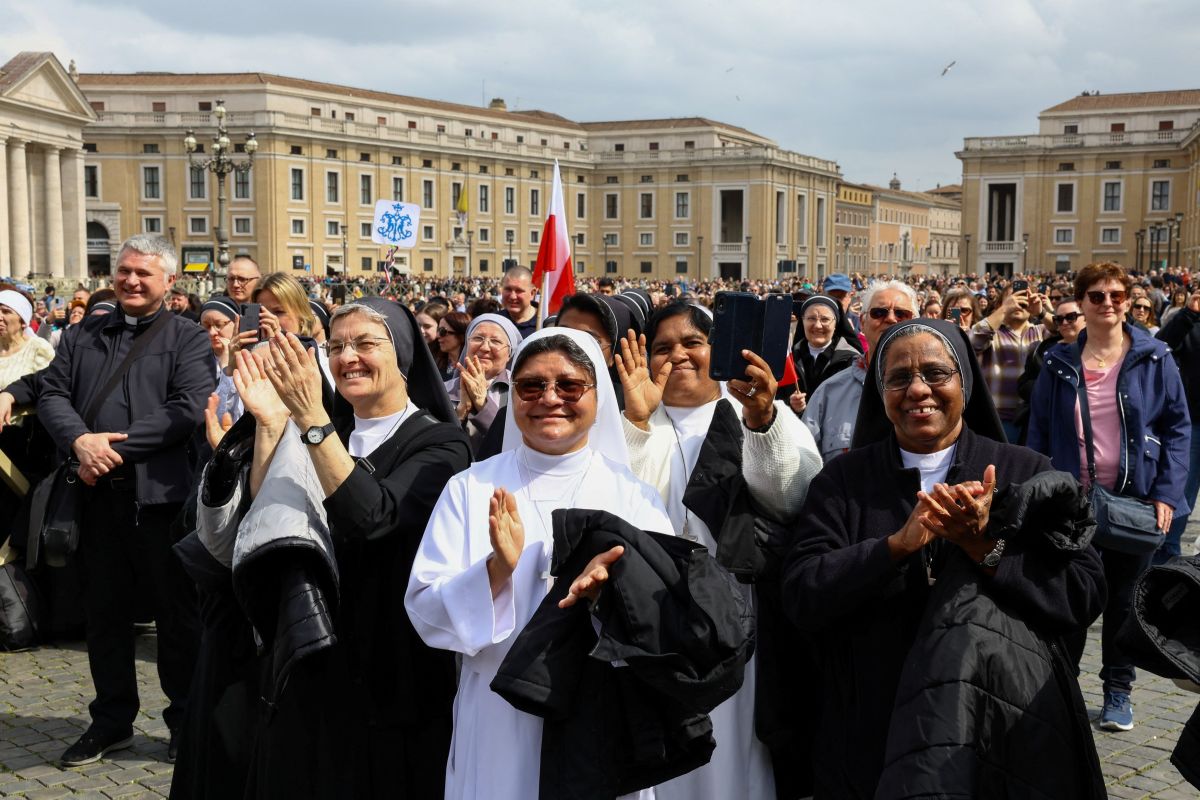 Pope Francis: gets discharge, first public appearance