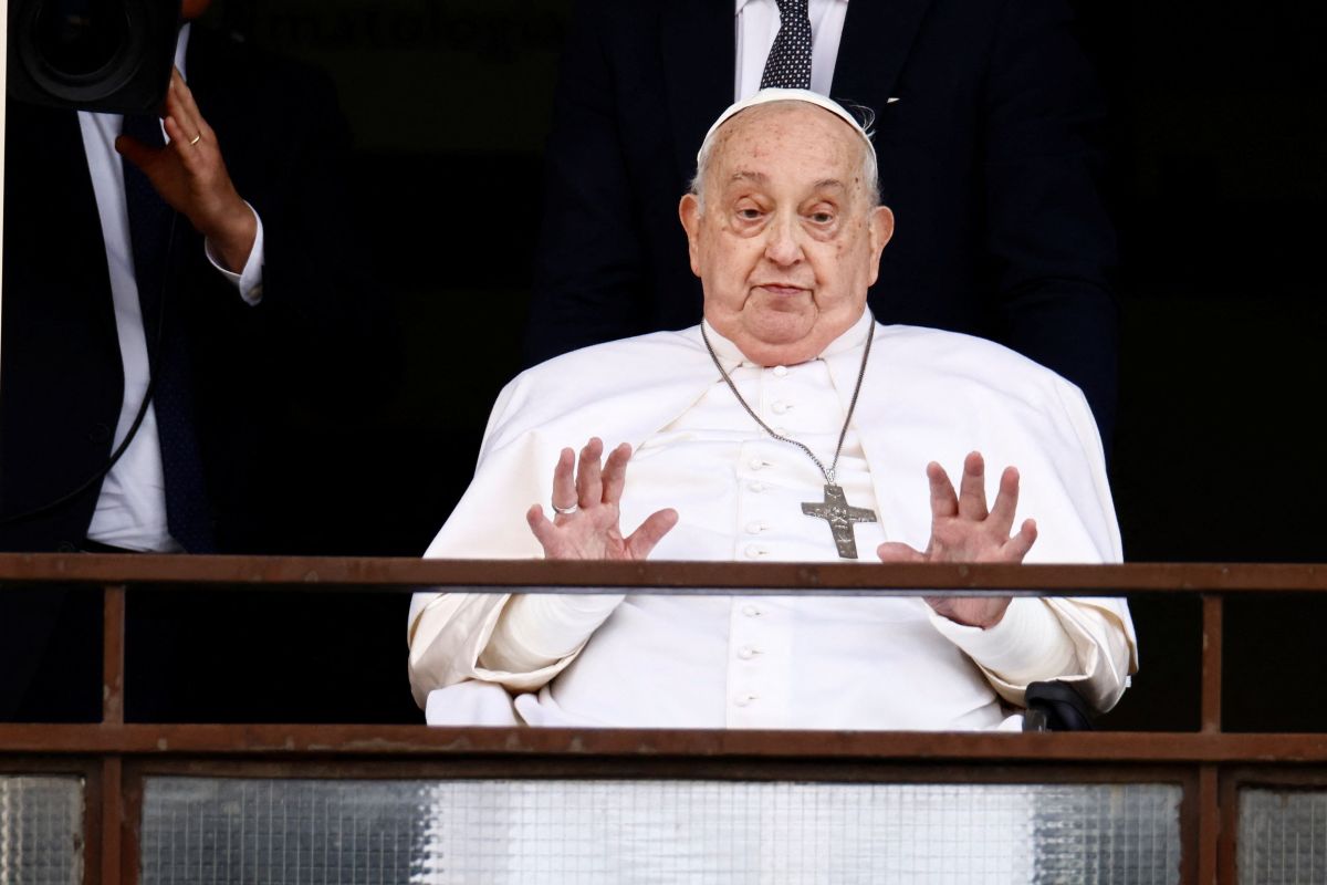 Pope Francis: gets discharge, first public appearance