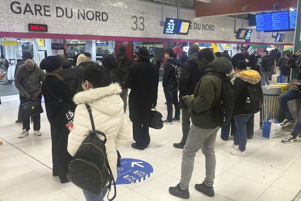 Paris: Bomb at Gard Du Nord Station - Trains blocked all over Europe