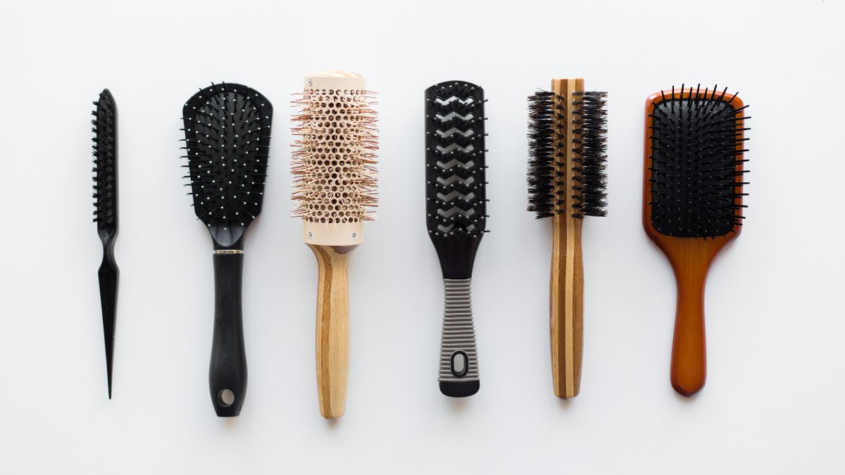 How to clean the hair brush