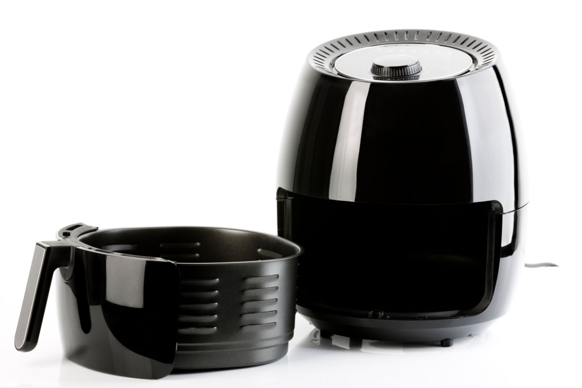 Clean the air fryer