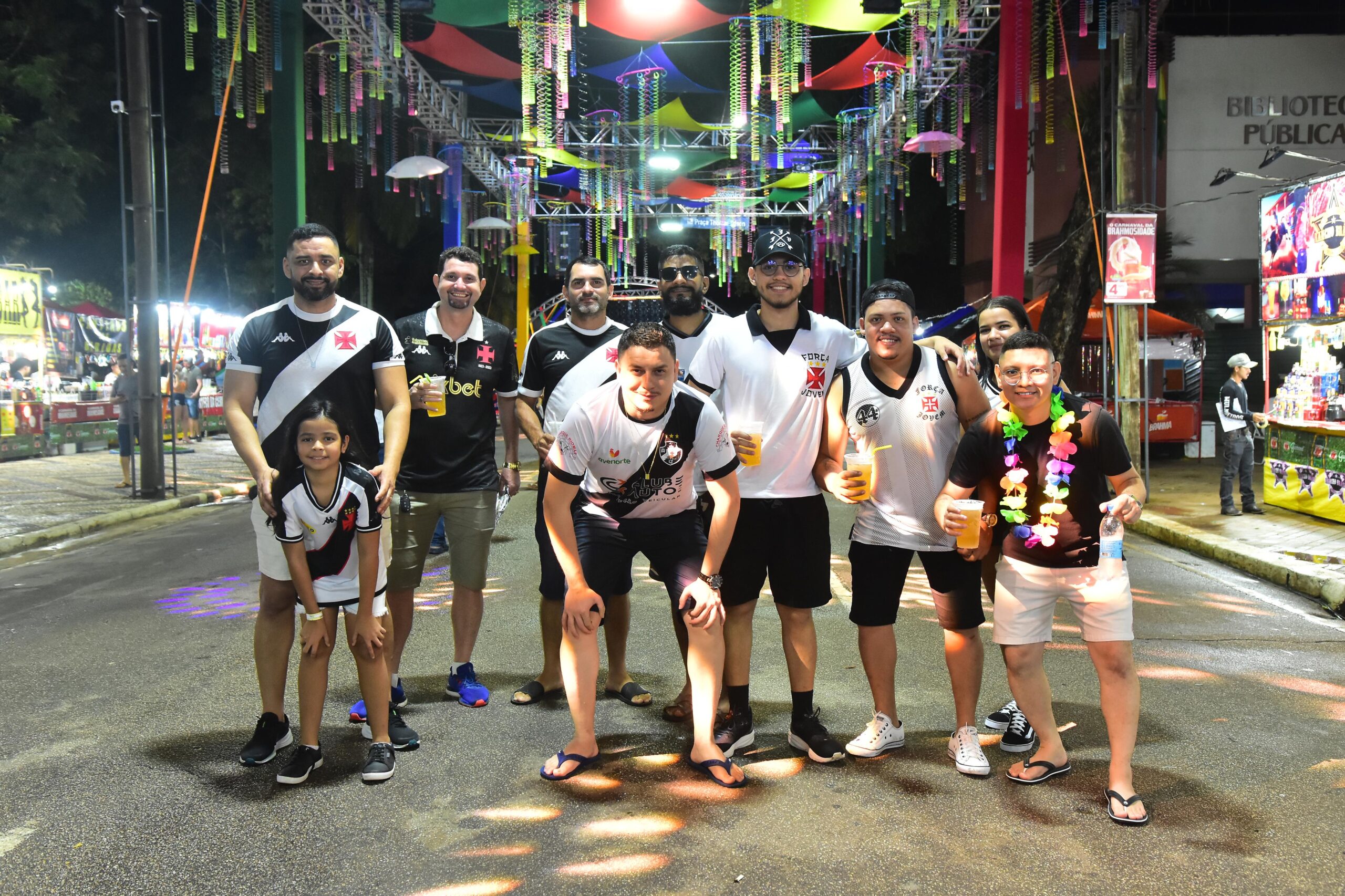 With red and black theme, revelers start to enjoy the second night of Carnival; Photos