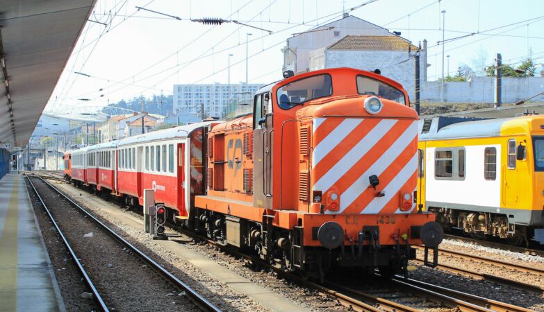 “Incompetents”: CP train stopped for 2 hours, away from stations. Passengers arrested