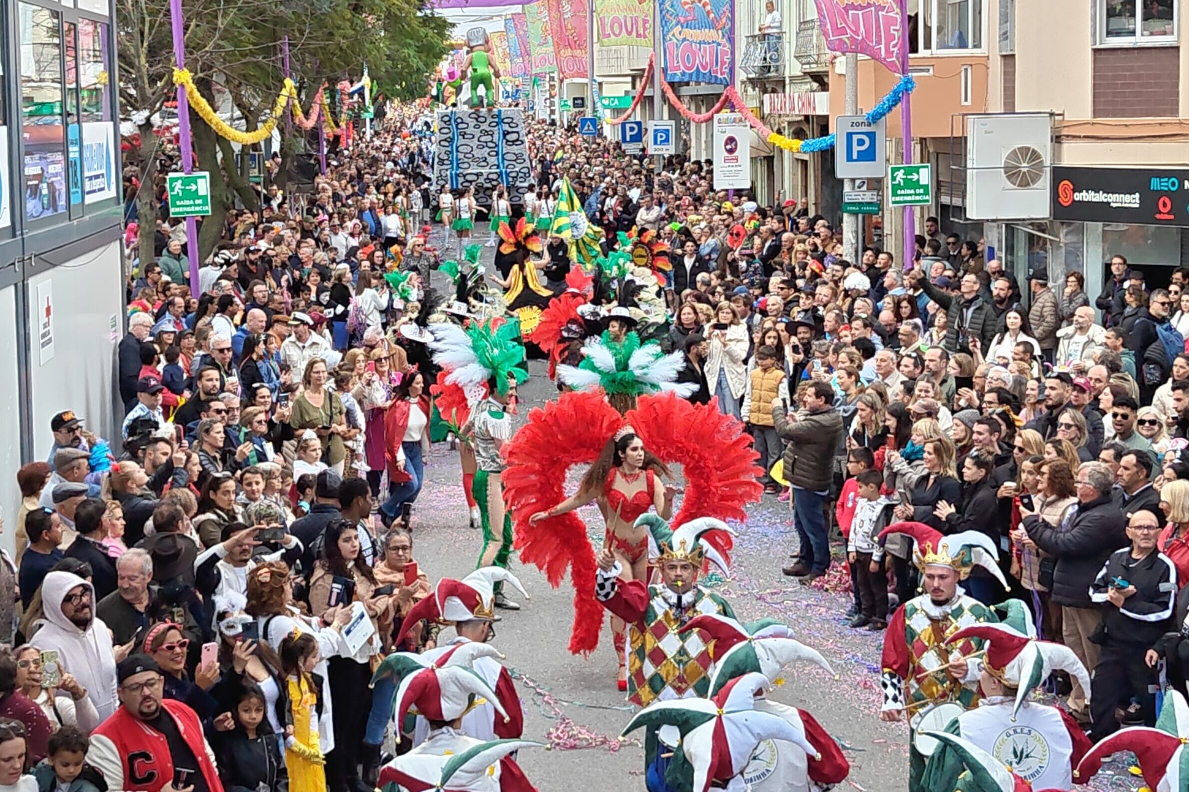 Loulé Carnival goes to the street and animates thousands with satire and revelry