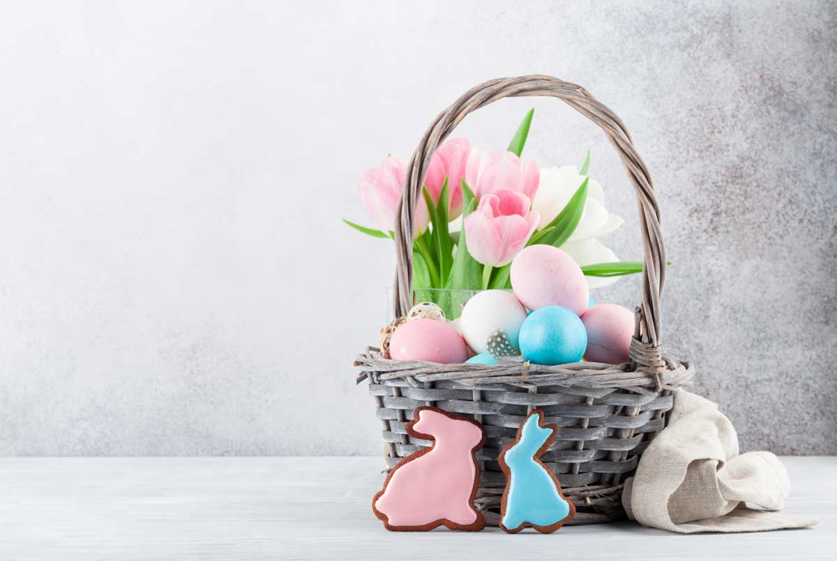 basket full of colors to decorate the house in an enchanting way during Easter