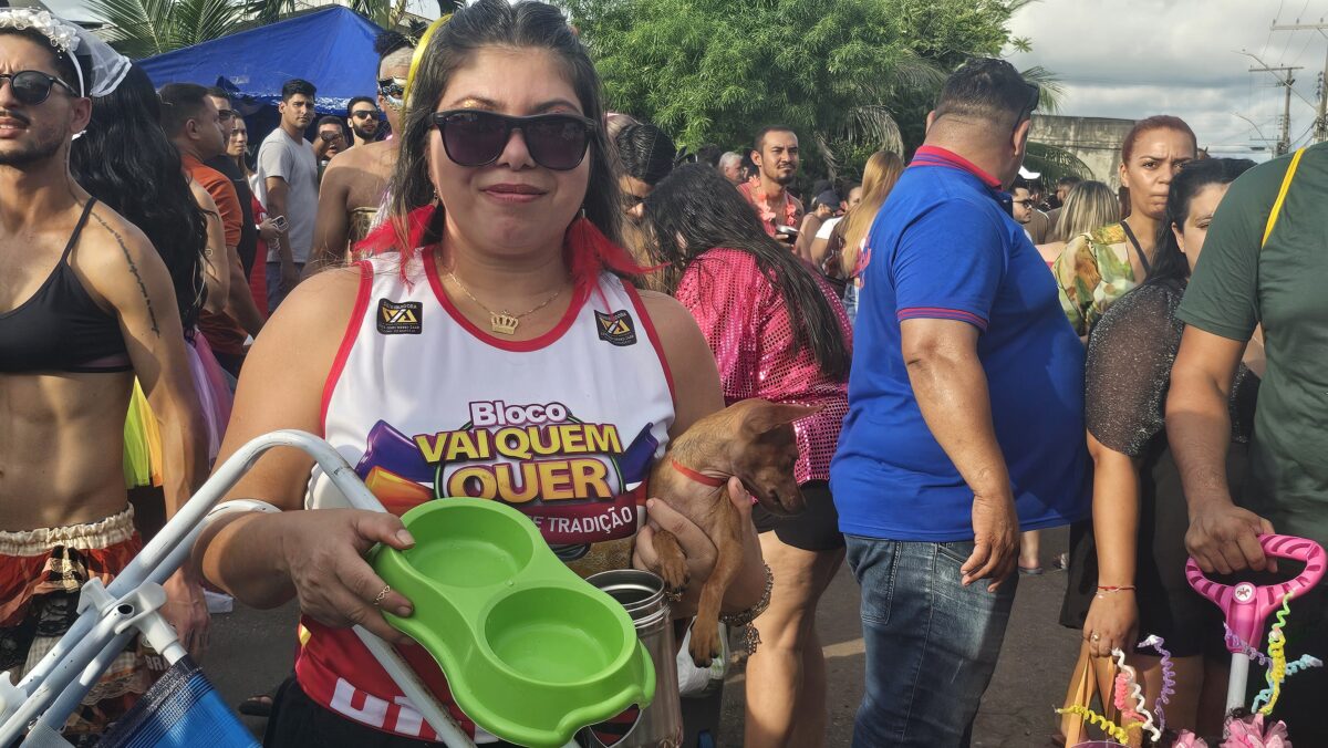 An animal revelry! Tuto takes Doguinho to jump Carnival in Tucumã