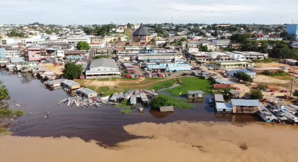 Meeting of the Juruá and Moa rivers during flooding forms color show inside Acre