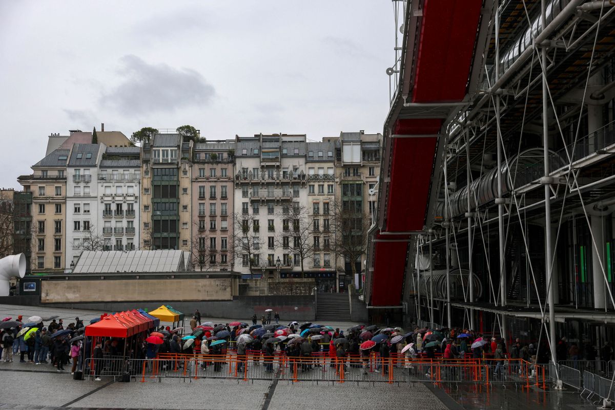 Closes for 5 years the Pompidou Center in Paris