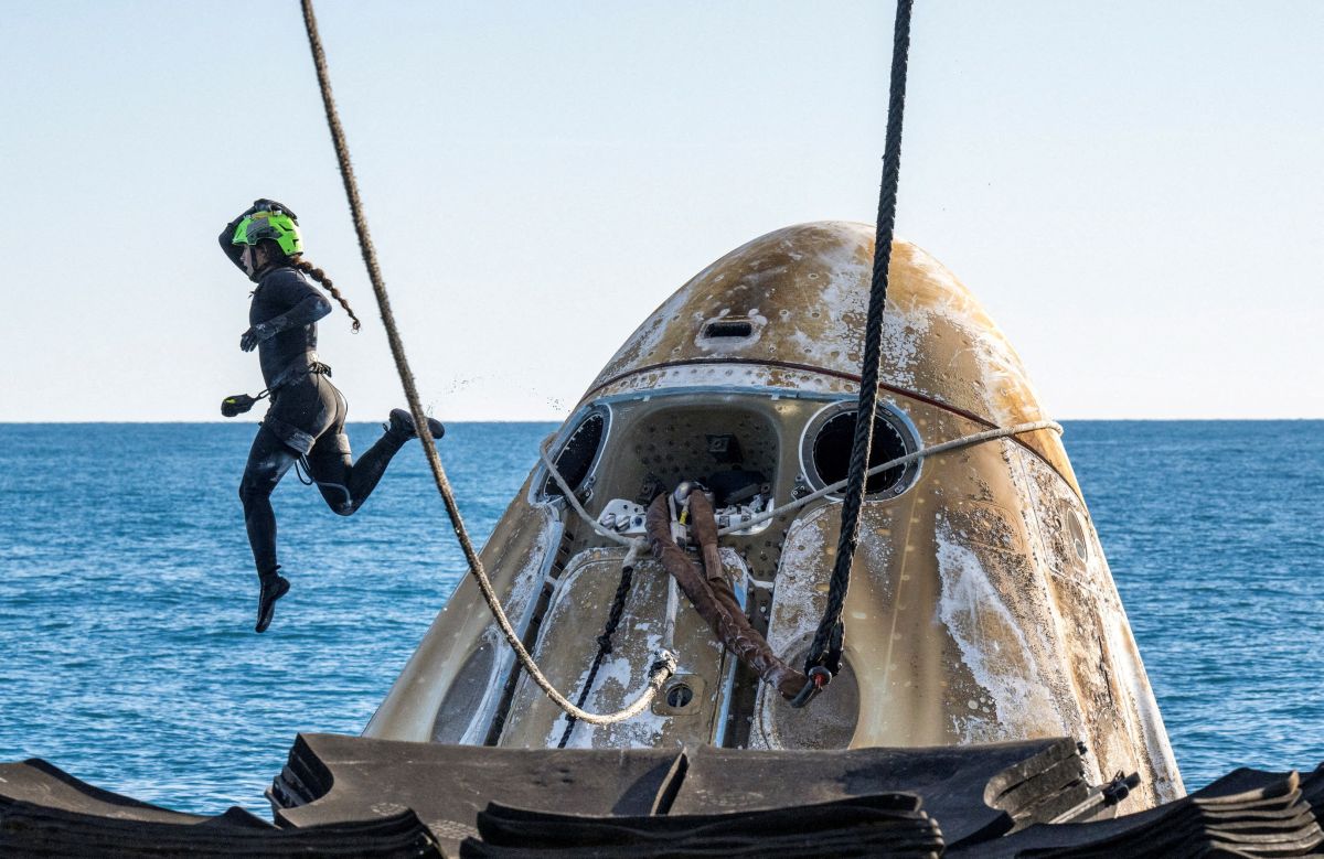 Astronauts returned - the moment they pressed on Earth (pictures)