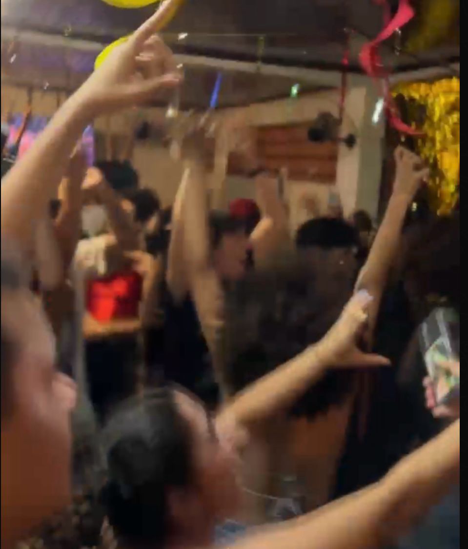 Em bar de Rio Branco, foliões vibram com vitória de Ainda Estou Aqui no Oscar; VIDEO