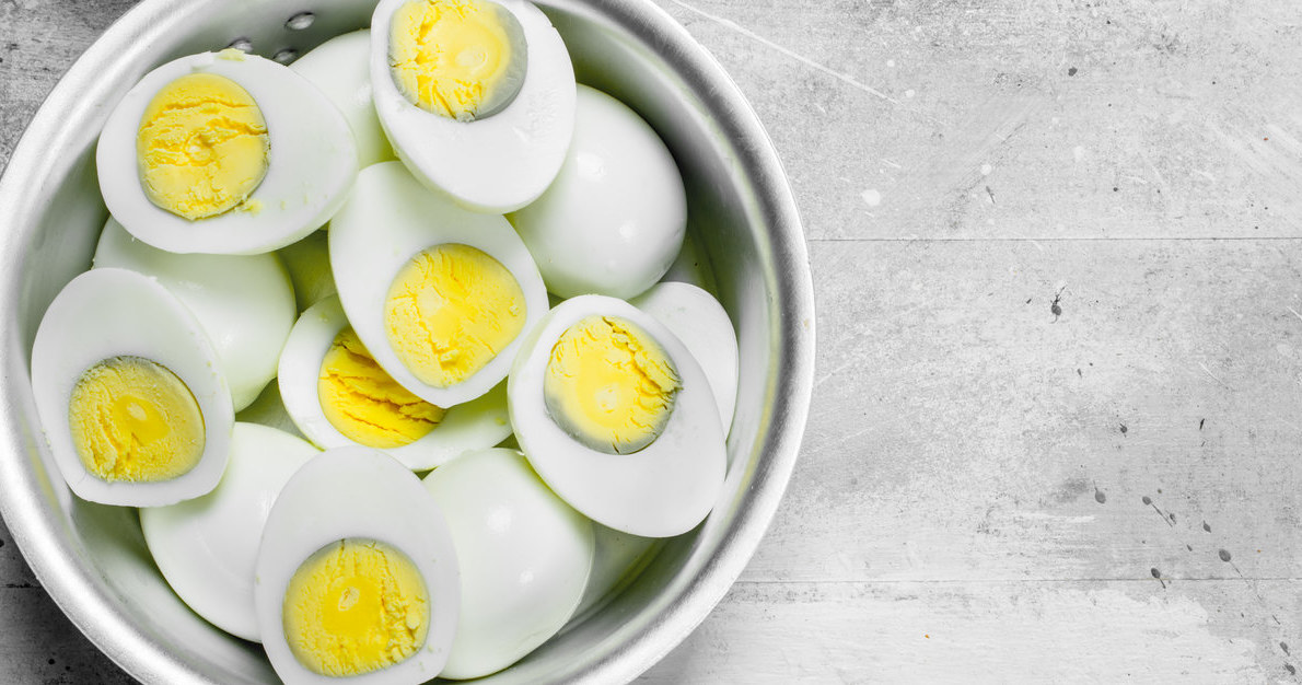 Pull the yolks out of cooked eggs and crush them in a bowl, as you can. /123RF/PICSEL