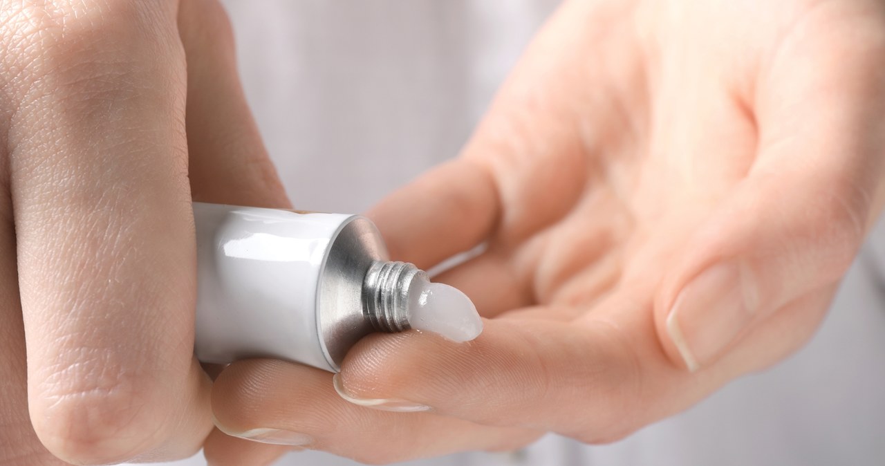 Ointment with vitamin A is a cheap remedy for accelerating the healing of cracks formed on the dry heels. /123RF/PICSEL