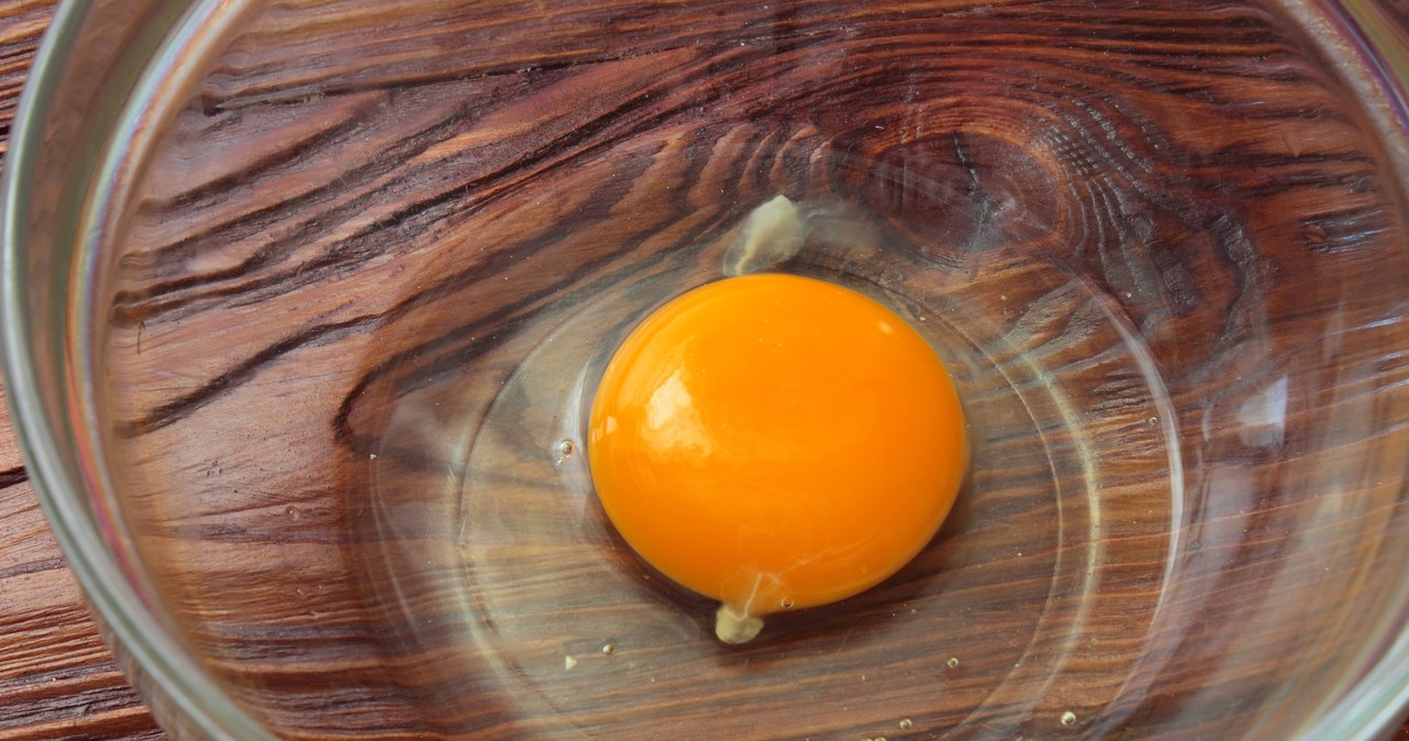 Do you see a white thread in the egg? He talks a lot about its quality