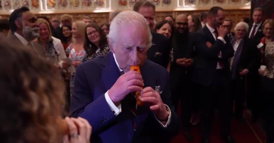King Carlos III plays a children's melody into a carrot transformed into a flute