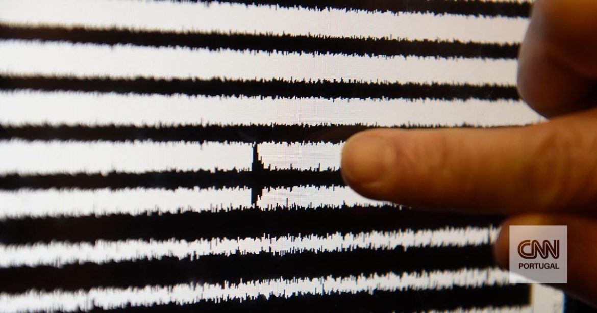 Issued tsunami alert after 7.2 earthquake in Papua New Guinea
