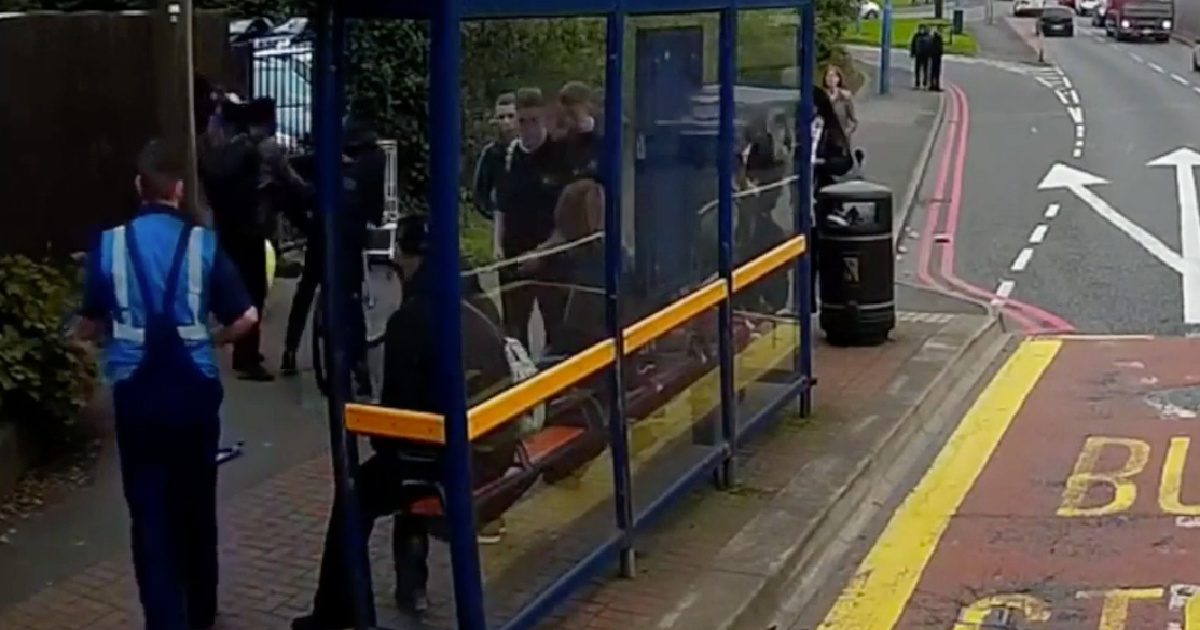Camionanist intervenes and salting adolescents assaulted by group of young people