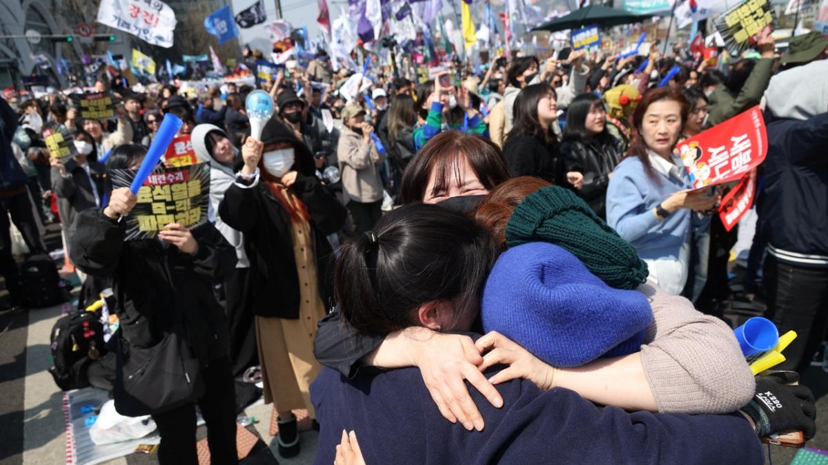 The Constitutional Court of South Korea definitely dismisses Yoon for its martial law