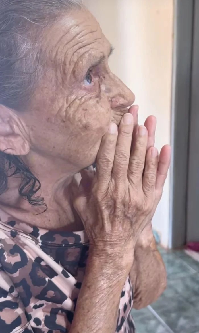 Elderly is thrilled to learn of Pope Francis' death and video viralize