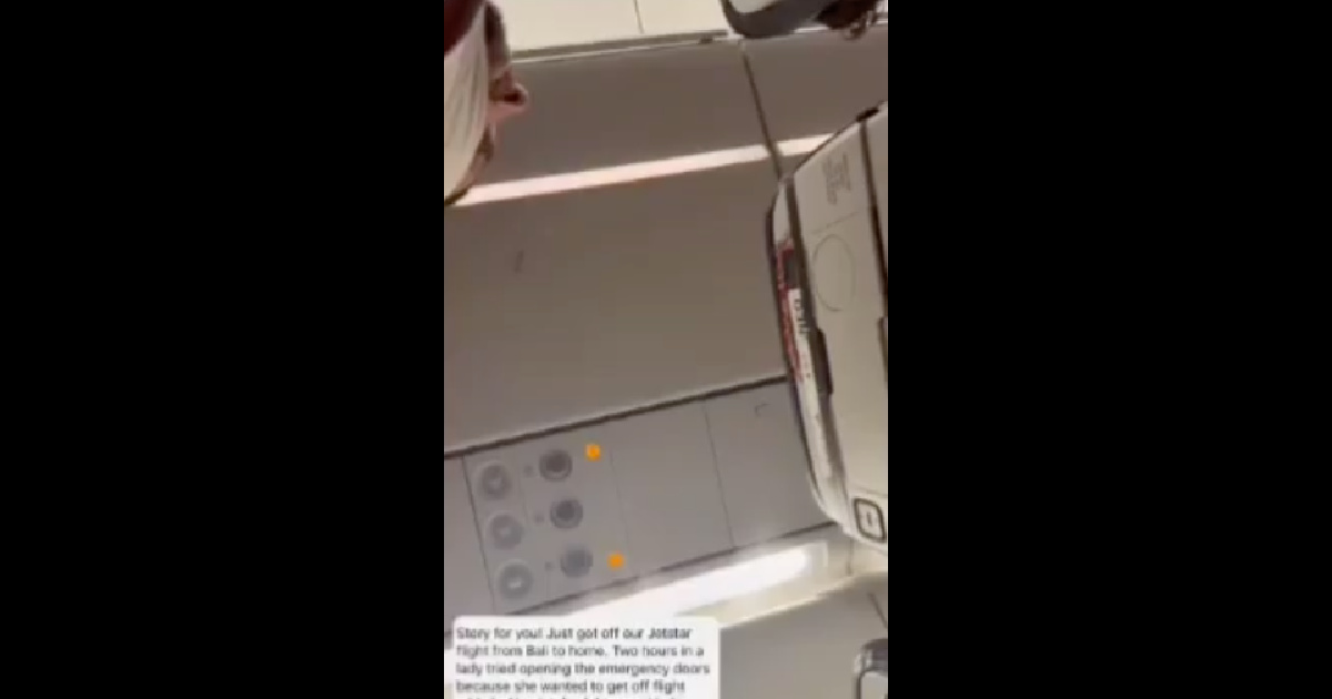 Passenger tries to open the plane door for not liking the place attributed