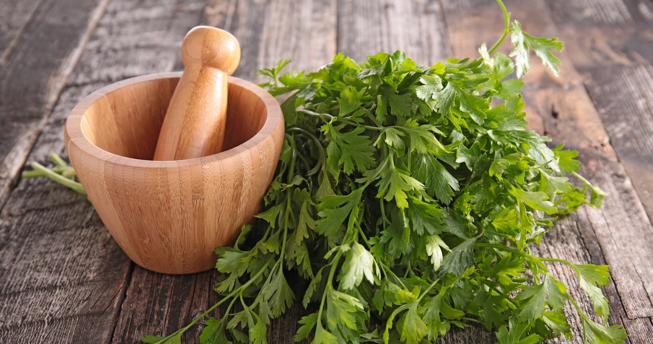 Finely chop the parsley or crush her with a mortar to prepare a mask from it. /123RF/PICSEL