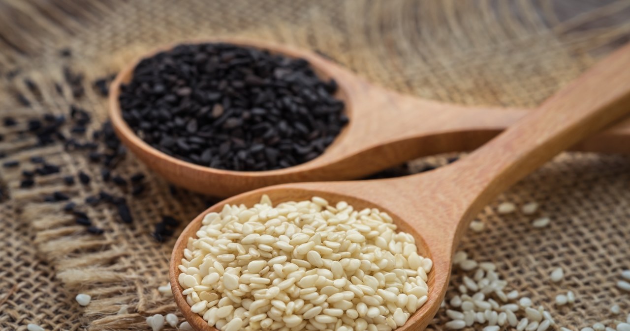 What is the difference between black sesame and white? /123RF/PICSEL