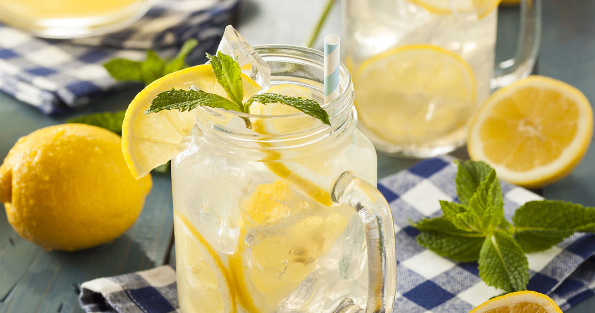 Break in the garden and add to lemonade. Guests will be delighted with taste /123RF /PICSEL