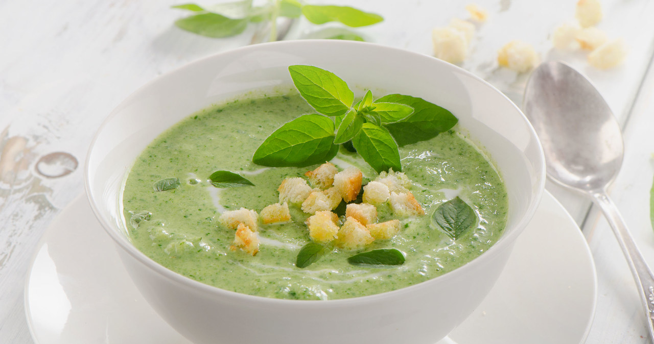 Asparagus cream soup is a fast and tasty idea for dinner /123RF /PICSEL