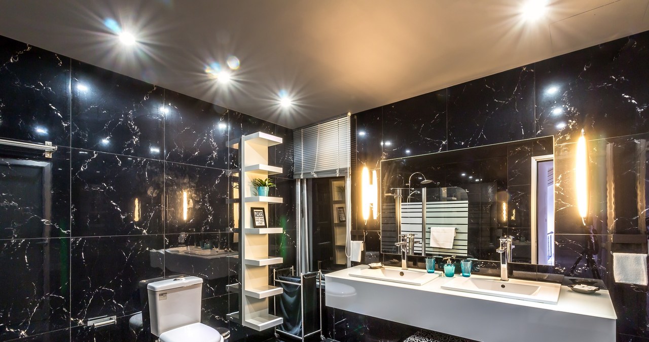 Too many dark colors in the bathroom can make the room overwhelming. /Pixabay.com