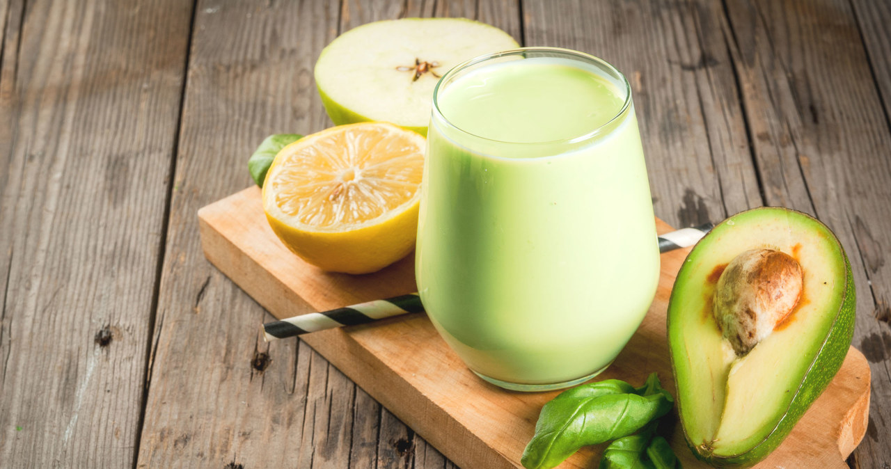 Avocado cocktail can be prepared in many ways. The avocado taste is not dominant, so you can combine it with various additions. /123RF/PICSEL