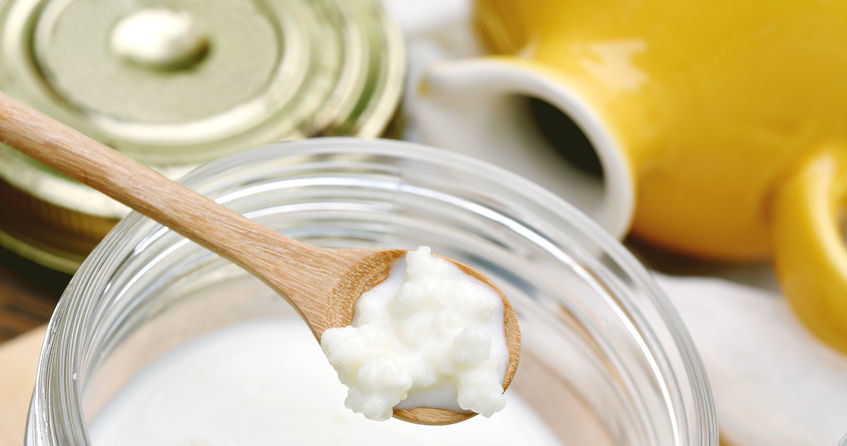 Acid milk has whitening and staining effects. This is a good solution for delicate and light fabrics. /123RF/PICSEL
