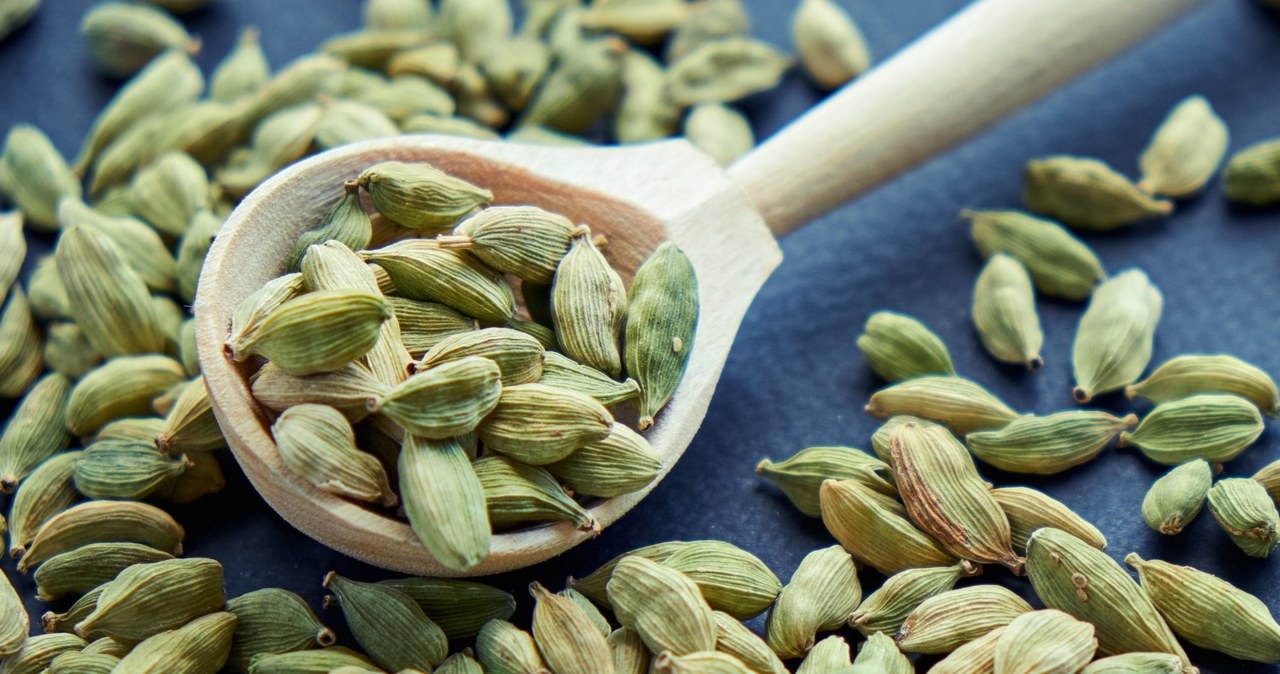 It is best to reach for cardamom in seeds and grind it freshly just before use for tea. /123RF/PICSEL