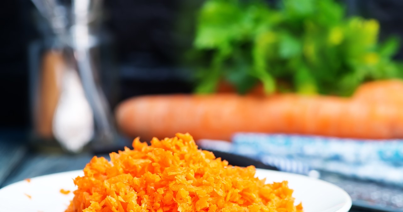Prepare a carrot mask from a finely grated vegetable combined with olive oil and lemon. /123RF/PICSEL