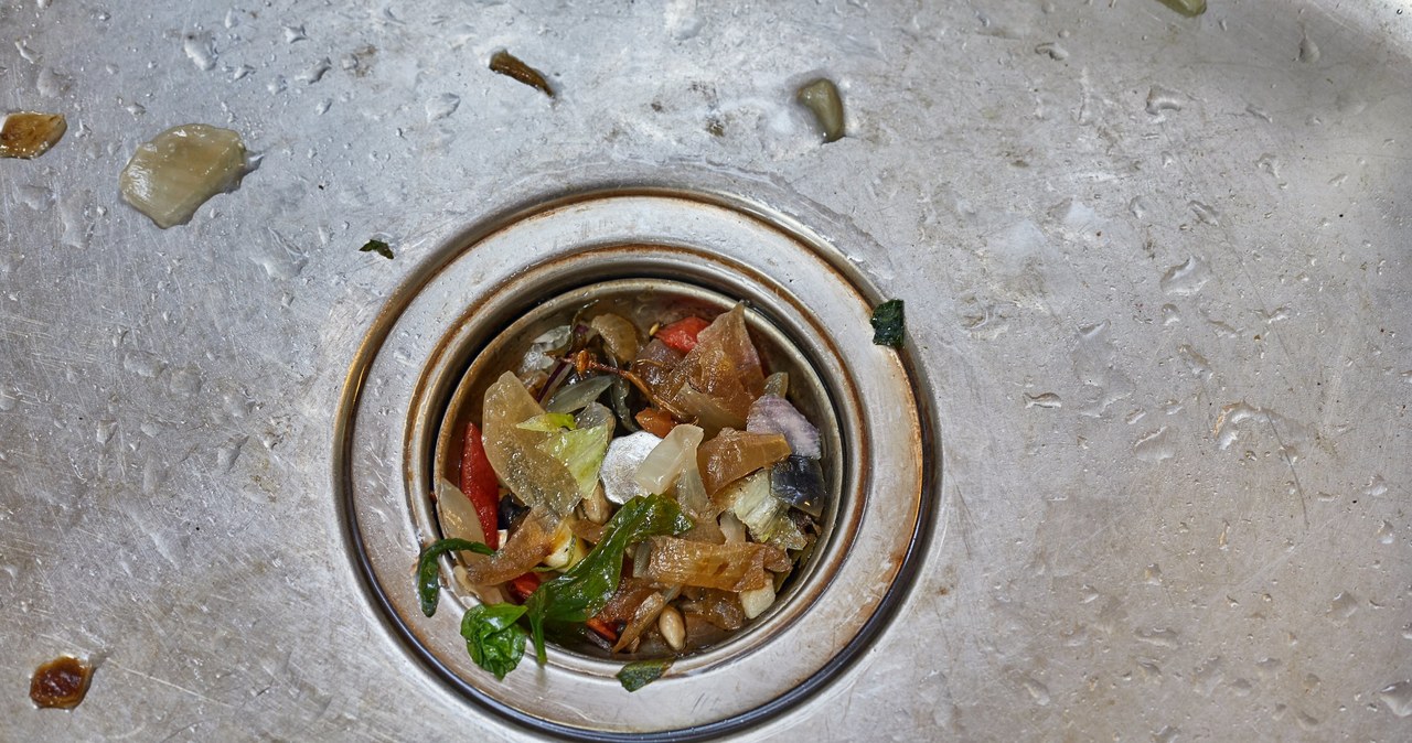The dirty sink works on junk like a magnet, so it's worth taking care of cleanliness in both the kitchen and in the bathroom